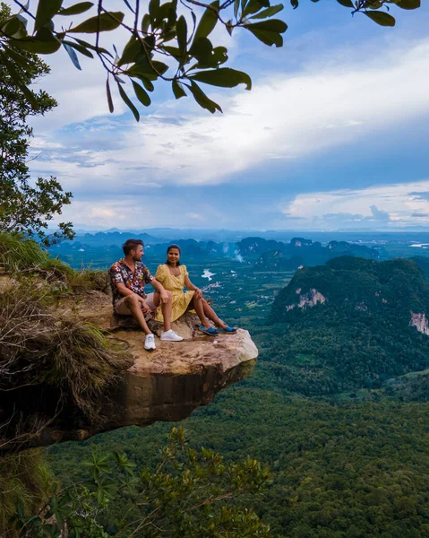 Dragon Crest Berg Krabi Thailand Ein Junger Reisender Sitzt Auf — Stockfoto