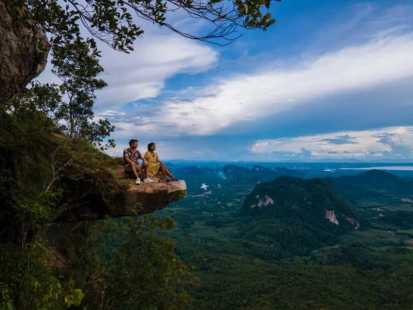 Dragon Crest Hora Krabi Thajsko Mladý Cestovatel Sedí Skále Která — Stock fotografie