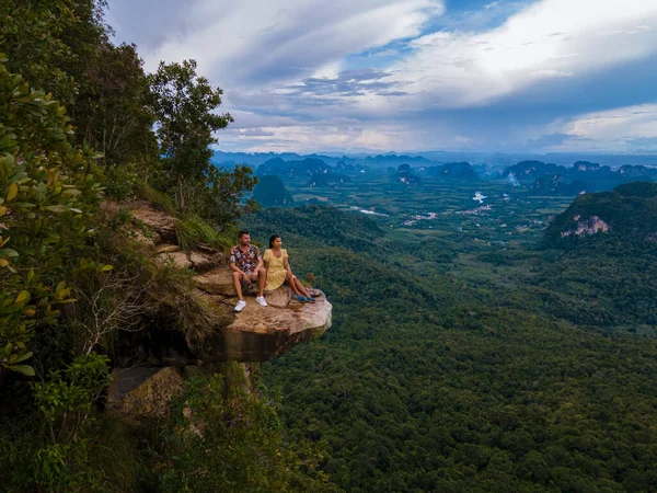 Dragon Crest Mountain Krabi Thailand Young Traveler Sits Rock Overhangs — Stock Photo, Image