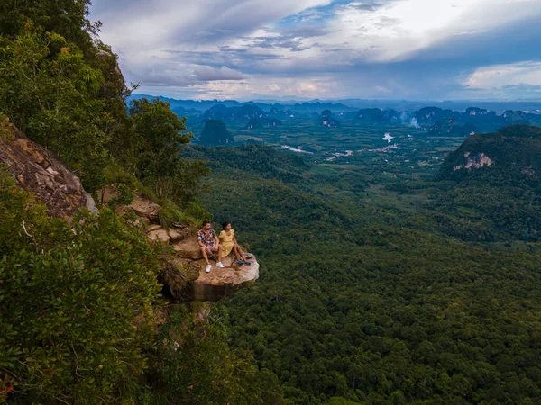 Dragon Crest Βουνό Krabi Ταϊλάνδη Ένας Νεαρός Ταξιδιώτης Κάθεται Ένα — Φωτογραφία Αρχείου