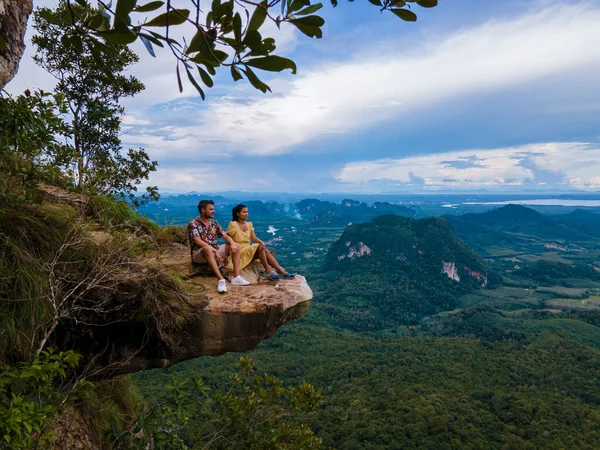 Dragon Crest Berg Krabi Thailand Ein Junger Reisender Sitzt Auf — Stockfoto