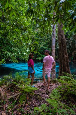 Emerald Gölü Mavi Havuzu Krabi Tayland mangrov ormanı Krabi Tayland. Genç Asyalı kadın ve Avrupalı erkekler gölde