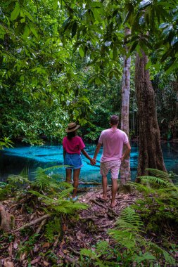 Emerald Gölü Mavi Havuzu Krabi Tayland mangrov ormanı Krabi Tayland. Genç Asyalı kadın ve Avrupalı erkekler gölde