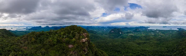 Dragon Crest Montagna Krabi Thailandia Giovane Viaggiatore Siede Una Roccia — Foto Stock
