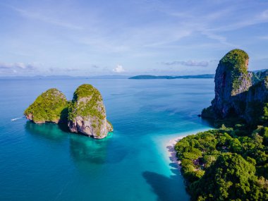 Railay plajı Krabi Tayland 'ın insansız hava aracı görüntüsü. Gökyüzünden kireçtaşı taşlarıyla Railay plajı