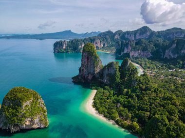 Railay plajı Krabi Tayland 'ın insansız hava aracı görüntüsü. Gökyüzünden kireçtaşı taşlarıyla Railay plajı