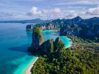 Railay plajı Krabi Tayland 'ın insansız hava aracı görüntüsü. Gökyüzünden kireçtaşı taşlarıyla Railay plajı