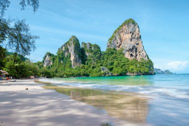 Railay Beach Krabi Tayland, güzel bir sabahta tropik Railay Krabi plajı. 