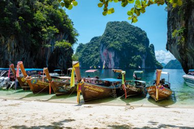 Koh Lao Koh Hong Krabi Tayland yakınlarında Haziran 2022 plajda uzun kuyruklu teknelerle dolu güzel bir plaj.. 