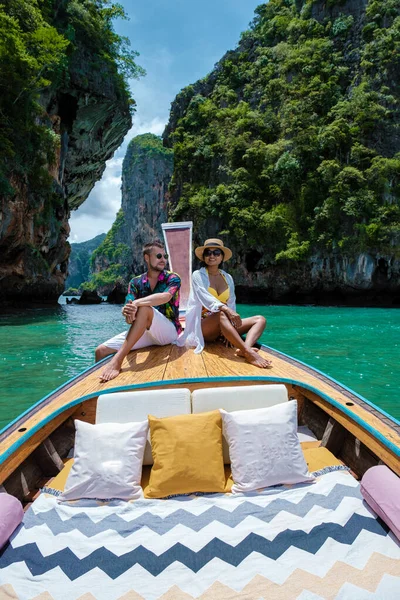 Luxury Longtail Vene Krabi Thaimaassa Pari Mies Nainen Matkalla Trooppisella — kuvapankkivalokuva