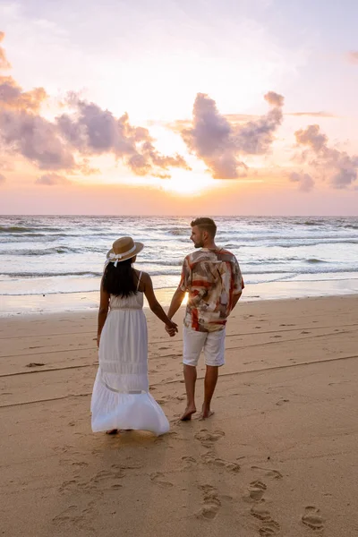 Ένα Ζευγάρι Ανδρών Και Γυναικών Παρακολουθούν Ηλιοβασίλεμα Στην Παραλία Του — Φωτογραφία Αρχείου