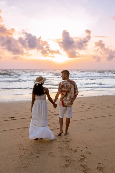 Par Homens Mulheres Estão Assistindo Pôr Sol Praia Khao Lak — Fotografia de Stock