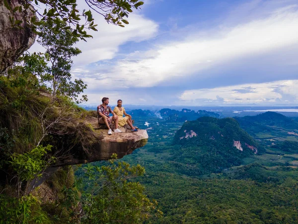 Dragon Crest Hora Krabi Thajsko Mladý Cestovatel Sedí Skále Která — Stock fotografie