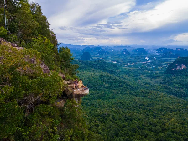 Dragon Crest Βουνό Krabi Ταϊλάνδη Ένας Νεαρός Ταξιδιώτης Κάθεται Ένα — Φωτογραφία Αρχείου
