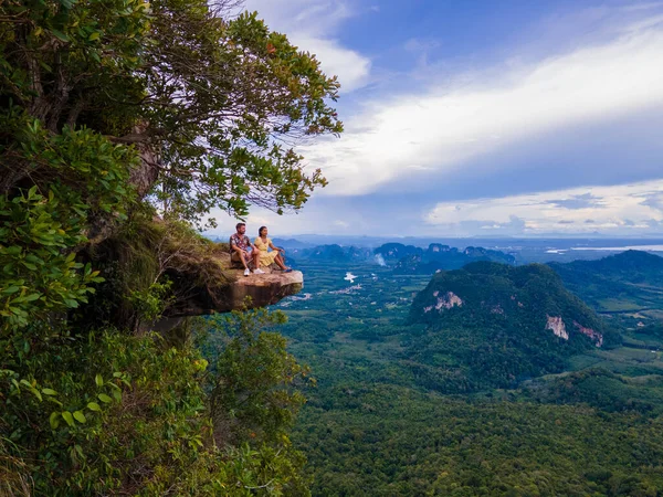 Dragon Crest Βουνό Krabi Ταϊλάνδη Ένας Νεαρός Ταξιδιώτης Κάθεται Ένα — Φωτογραφία Αρχείου