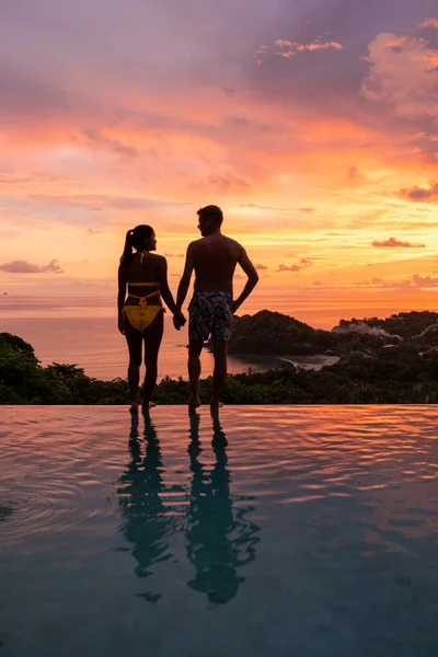 Paar Männer Und Frauen Bei Einem Luxusurlaub Einer Pool Villa — Stockfoto