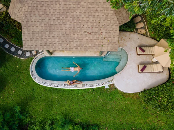 Pareja Hombres Mujeres Unas Vacaciones Lujo Una Villa Con Piscina — Foto de Stock