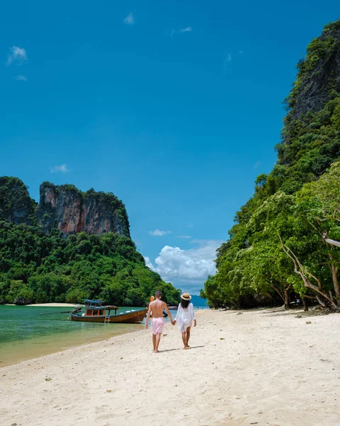 เกาะพะง ใกล บเกาะกระบ หาดทรายขาวท สวยงามในกระบ ประเทศไทย งสาวเอเช ยและชายชาวย โรปบนชายหาด — ภาพถ่ายสต็อก