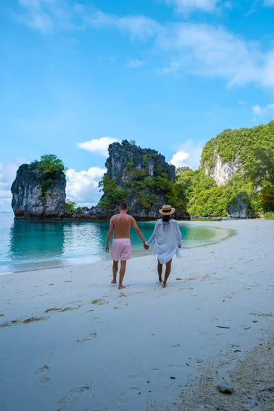 Koh Hong Island Krabi Thailand Een Paar Mannen Vrouwen Het — Stockfoto