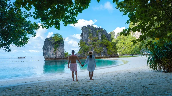 Koh Hong Island Krabi Ταϊλάνδη Ένα Ζευγάρι Των Ανδρών Και — Φωτογραφία Αρχείου