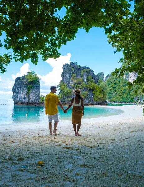 Koh Hong Island Krabi Thailandia Paio Uomini Donne Sulla Spiaggia — Foto Stock