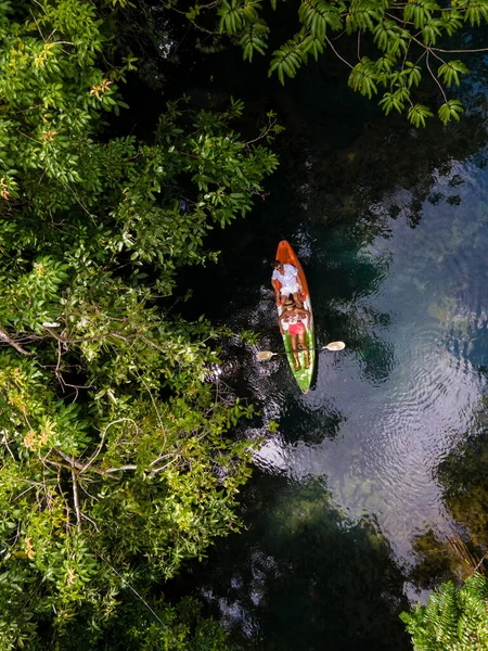 Pareja Kayak Selva Krabi Tailandia Hombres Mujeres Kayak Una Selva — Foto de Stock
