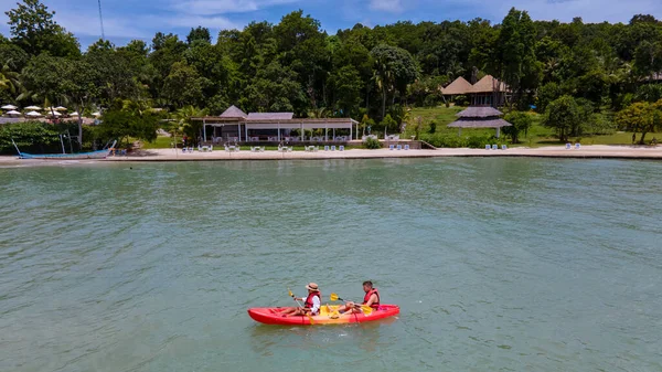 Pareja Kayak Océano Krabi Tailandia Kayak Una Playa Tropical Tailandia —  Fotos de Stock