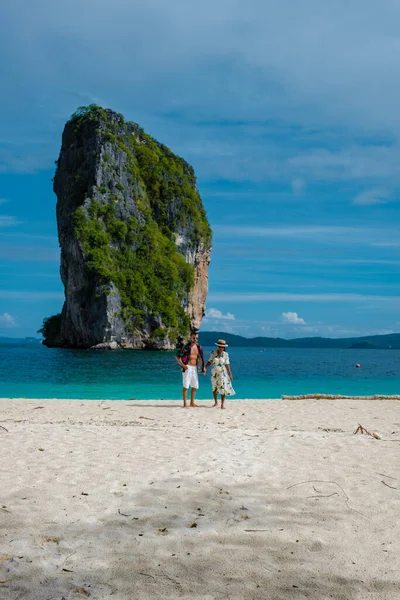 Koh Poda Krabi Thaiföld Ázsiai Európai Férfiak Séta Trópusi Strandon — Stock Fotó