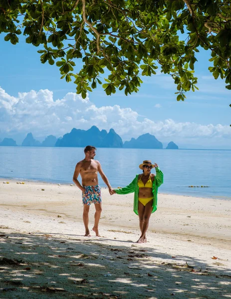 Ein Paar Männer Und Frauen Strand Der Tropischen Insel Naka — Stockfoto