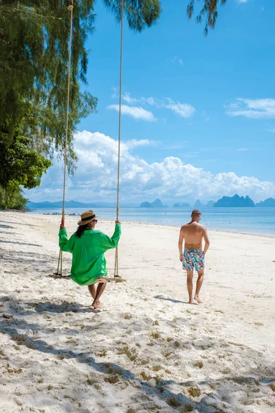 Paio Uomini Donne Sulla Spiaggia Dell Isola Tropicale Naka Vicino — Foto Stock