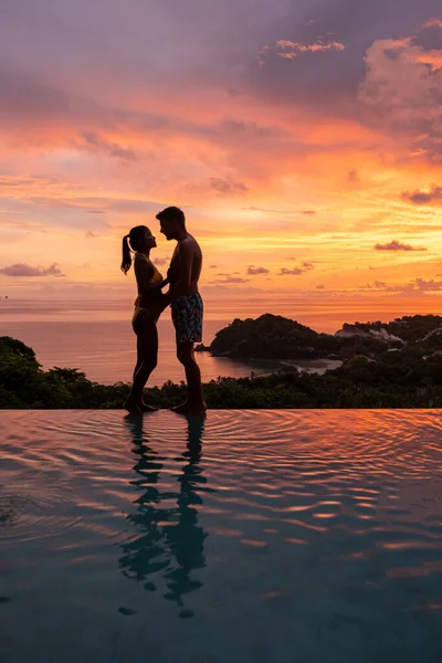 Jovem Casal Homens Mulheres Numa Piscina Durante Umas Férias Numa — Fotografia de Stock