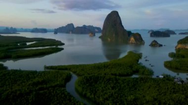 Sametnangshe 'nin panorama manzarası, Phangnga körfezindeki dağların manzarası, Miranda Denizi' ndeki mangrov ormanı, akşam alacakaranlığı gökyüzü, Tayland, Phangnga 'da seyahat yeri.