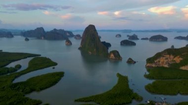Sametnangshe 'nin panorama manzarası, Phangnga körfezindeki dağların manzarası, Miranda Denizi' ndeki mangrov ormanı, akşam alacakaranlığı gökyüzü, Tayland, Phangnga 'da seyahat yeri.