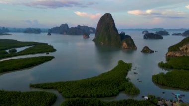 Sametnangshe 'nin panorama manzarası, Phangnga körfezindeki dağların manzarası, Miranda Denizi' ndeki mangrov ormanı, akşam alacakaranlığı gökyüzü, Tayland, Phangnga 'da seyahat yeri.