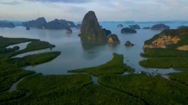 Sametnangshe 'nin panorama manzarası, Phangnga körfezindeki dağların manzarası, Miranda Denizi' ndeki mangrov ormanı, akşam alacakaranlığı gökyüzü, Tayland, Phangnga 'da seyahat yeri.