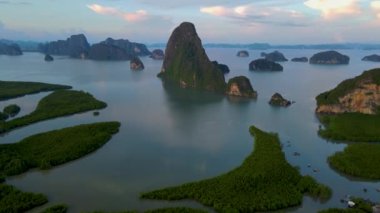 Sametnangshe 'nin panorama manzarası, Phangnga körfezindeki dağların manzarası, Miranda Denizi' ndeki mangrov ormanı, akşam alacakaranlığı gökyüzü, Tayland, Phangnga 'da seyahat yeri.