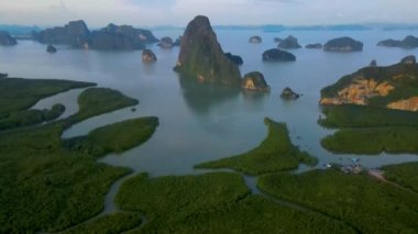 Sametnangshe 'nin panorama manzarası, Phangnga körfezindeki dağların manzarası, Miranda Denizi' ndeki mangrov ormanı, akşam alacakaranlığı gökyüzü, Tayland, Phangnga 'da seyahat yeri.