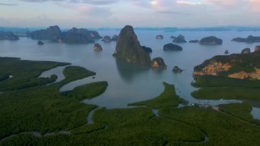 Sametnangshe 'nin panorama manzarası, Phangnga körfezindeki dağların manzarası, Miranda Denizi' ndeki mangrov ormanı, akşam alacakaranlığı gökyüzü, Tayland, Phangnga 'da seyahat yeri.