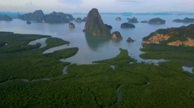 Sametnangshe 'nin panorama manzarası, Phangnga körfezindeki dağların manzarası, Miranda Denizi' ndeki mangrov ormanı, akşam alacakaranlığı gökyüzü, Tayland, Phangnga 'da seyahat yeri.