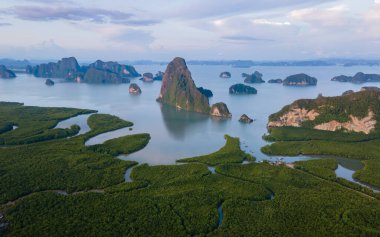 Sametnangshe 'nin panorama manzarası, Phangnga körfezindeki dağların manzarası, Miranda Denizi' ndeki mangrov ormanı, akşam alacakaranlığı gökyüzü, Tayland, Phangnga 'da seyahat yeri.