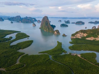Sametnangshe 'nin panorama manzarası, Phangnga körfezindeki dağların manzarası, Miranda Denizi' ndeki mangrov ormanı, akşam alacakaranlığı gökyüzü, Tayland, Phangnga 'da seyahat yeri.