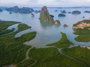 Sametnangshe 'nin panorama manzarası, Phangnga körfezindeki dağların manzarası, Miranda Denizi' ndeki mangrov ormanı, akşam alacakaranlığı gökyüzü, Tayland, Phangnga 'da seyahat yeri.