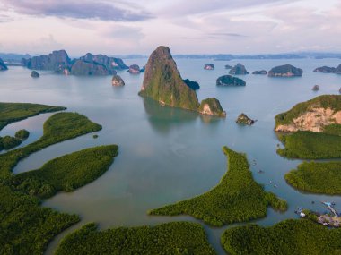 Sametnangshe 'nin panorama manzarası, Phangnga körfezindeki dağların manzarası, Miranda Denizi' ndeki mangrov ormanı, akşam alacakaranlığı gökyüzü, Tayland, Phangnga 'da seyahat yeri.
