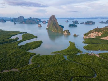 Sametnangshe 'nin panorama manzarası, Phangnga körfezindeki dağların manzarası, Miranda Denizi' ndeki mangrov ormanı, akşam alacakaranlığı gökyüzü, Tayland, Phangnga 'da seyahat yeri.