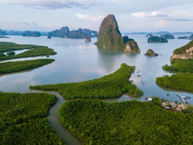 Sametnangshe 'nin panorama manzarası, Phangnga körfezindeki dağların manzarası, Miranda Denizi' ndeki mangrov ormanı, akşam alacakaranlığı gökyüzü, Tayland, Phangnga 'da seyahat yeri.
