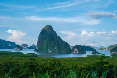 Sametnangshe 'nin panorama manzarası, Phangnga körfezindeki dağların manzarası, Miranda Denizi' ndeki mangrov ormanı, akşam alacakaranlığı gökyüzü, Tayland, Phangnga 'da seyahat yeri.