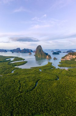 Sametnangshe 'nin panorama manzarası, Phangnga körfezindeki dağların manzarası, Miranda Denizi' ndeki mangrov ormanı, akşam alacakaranlığı gökyüzü, Tayland, Phangnga 'da seyahat yeri.