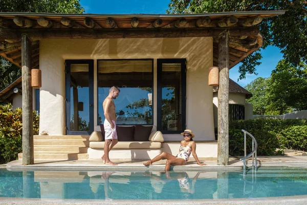 Coppia Uomo Europeo Una Donna Asiatica Una Piscina Sfioro Affacciata — Foto Stock