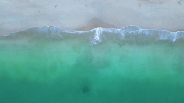 Phuket Tayland sahilinde gün batımı, kumsalda muson yağmurları sırasında renkli günbatımı. Yüksek kalite 4k görüntü