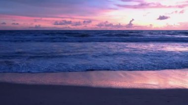 Phuket Tayland sahilinde gün batımı, kumsalda muson yağmurları sırasında renkli günbatımı. Yüksek kalite 4k görüntü
